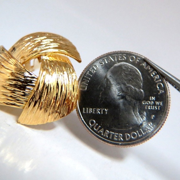 14kt. Three Dimensional Bark Finish Clip earrings